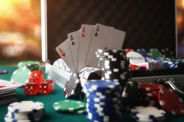 Mobile app showing esports and casino menu on qq2121